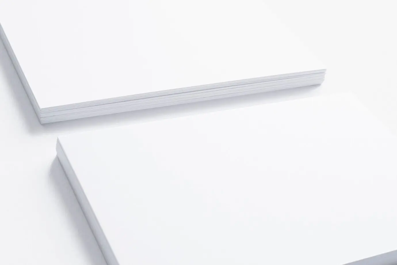 Крупный план пустой визитной карточки, изолированной на белом фоне.