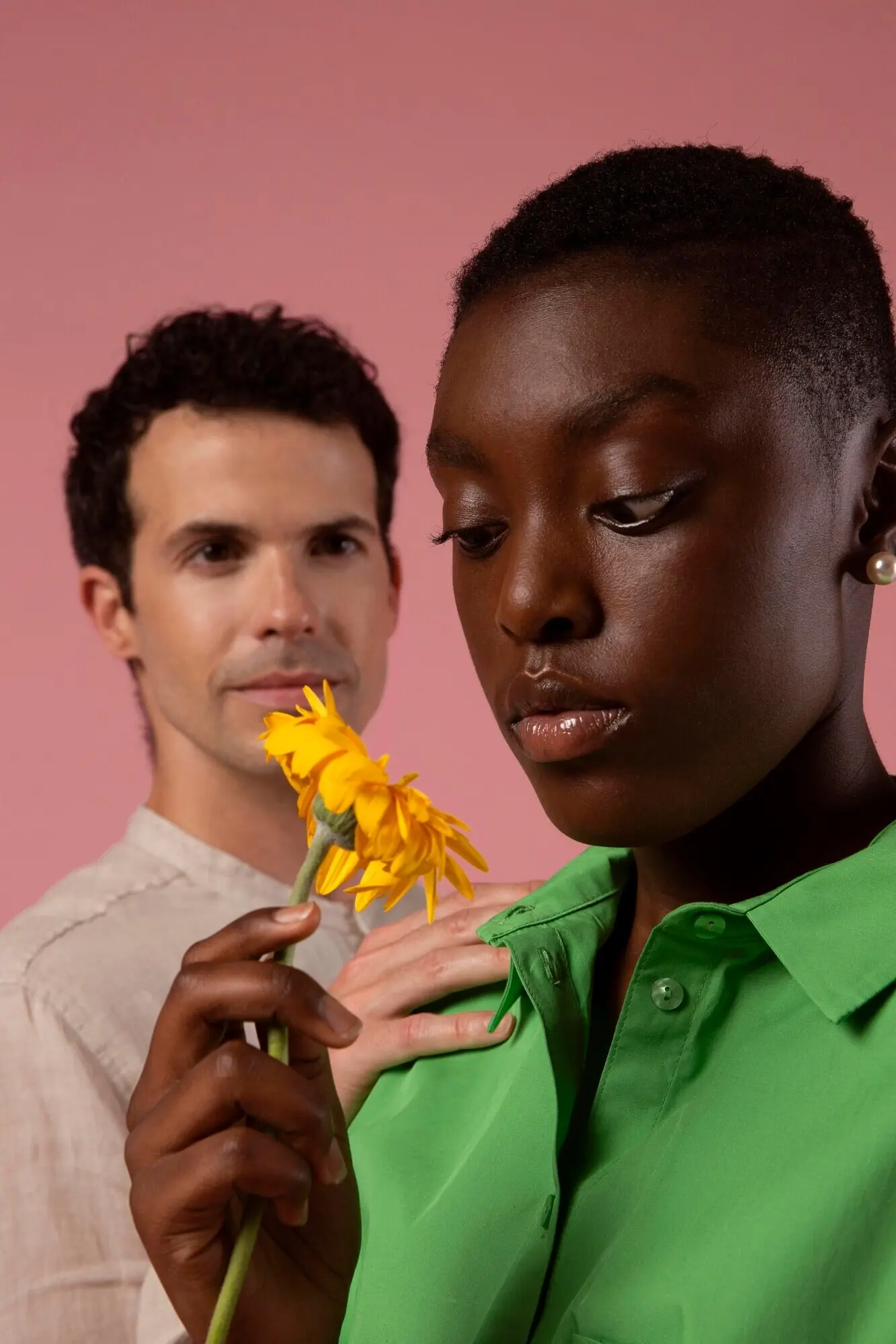 В розовой студии позируют гендерфлюидные люди.